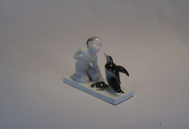 купить фарфор, купить статуэтку  фарфоровую мальчик с крабом, ребенок с пингвином, художник Фердинанд Либерман ( Ferd. Liebermann), Розенталь, фарфор Розенталь, 