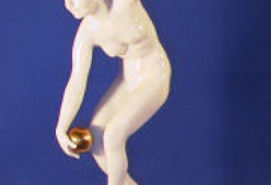 купить фарфоровую статуэтку, статуэтка фарфоровая, играющая в мяч, обнаженная  с мячом,  девушка с мячом,  фарфор,  Хутченройтер (Hutschenreuther), художник Карл Туттер, Karl Tutter