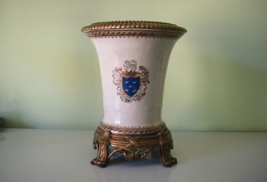  Старинная керамическая ваза, ваза с бронзой,   JUWC 1897, геральдическая ваза, фарфор JUWC, ваза фарфор, старинная ваза