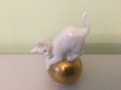 купить фарфоровую статуэтку, котёнок  фарфор, статуэтка фарфоровая котёнок на шаре, котик на шаре,  котенок на шаре, котунок на шаре,   фарфор,   Франц Наги , Franz Nagy ,   Розенталь , Rosenthal